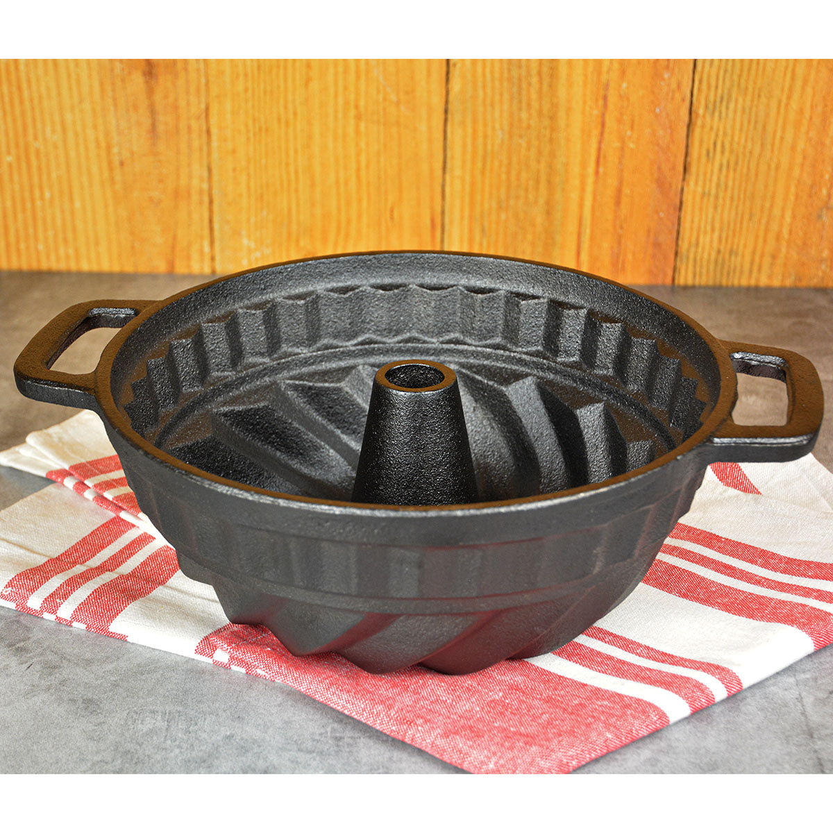 NORDIC FLUTED CAST IRON CAKE PAN